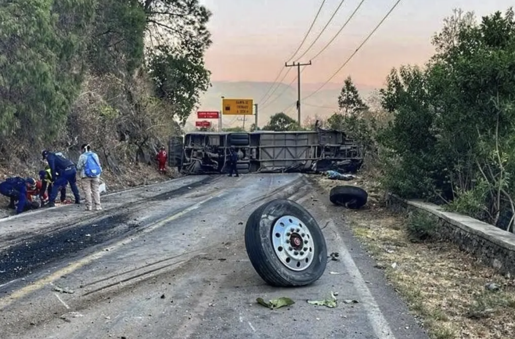 Al menos 14 muertos y 31 heridos por volcadura de camión de pasaje en Malinalco